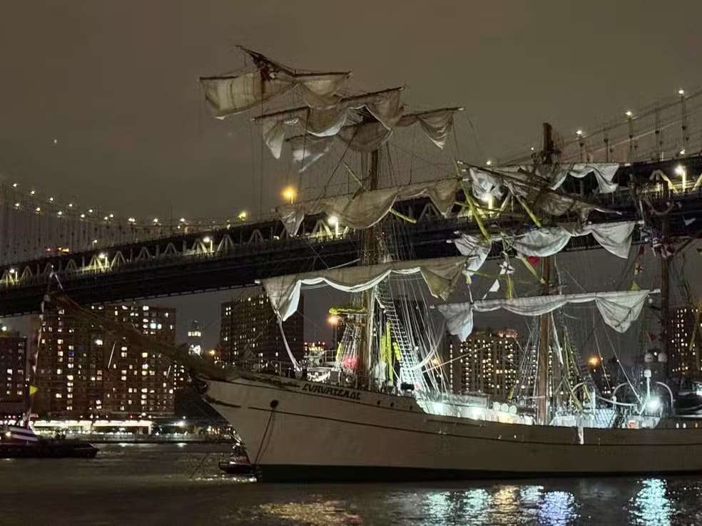 Navio da Marinha do México colide com ponte do Brooklyn durante missão internacional de treinamento